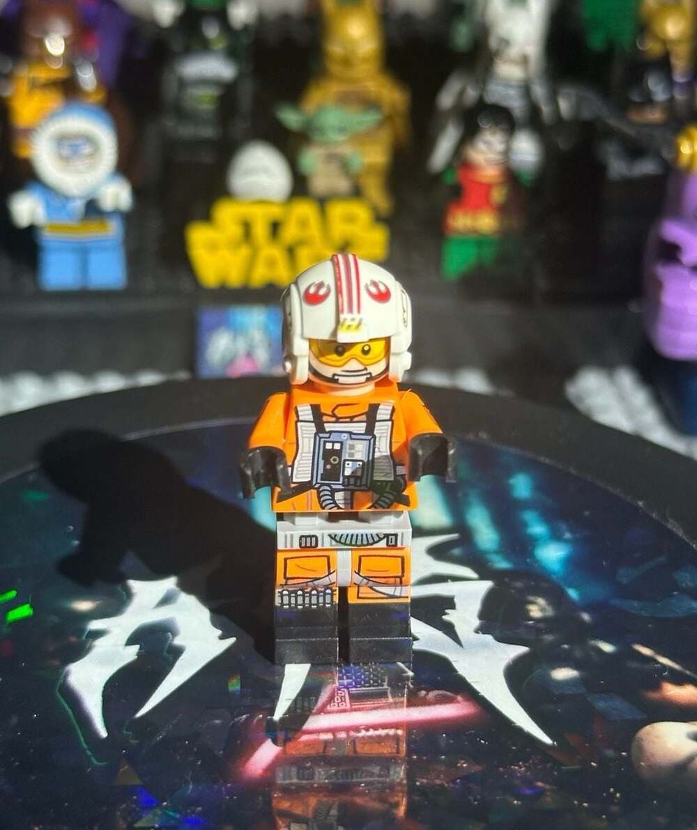 LEGO Star Wars Luke Skywalker Pilot Minifigure with Orange Flight Suit and Helme